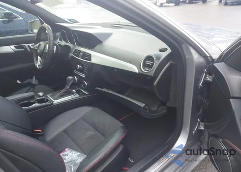 2014 Mercedes-Benz C 350 Sport z USA, uszkodzony, nr VIN WDDGF5HB3EA949484